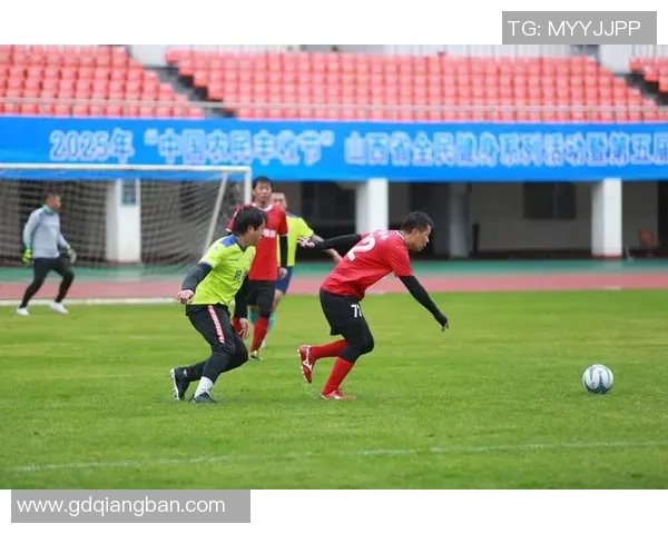 学问与球技兼备的足球明星们如何在赛场外展现智慧与魅力