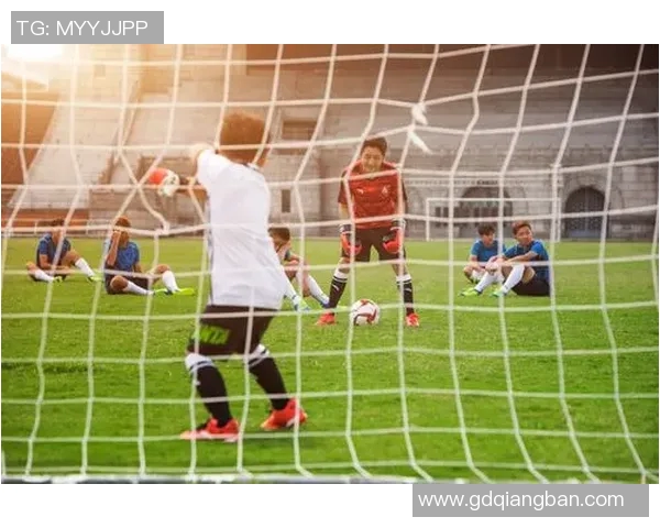 足球明星跨界挑战格斗赛场展现不一样的竞技魅力与勇气