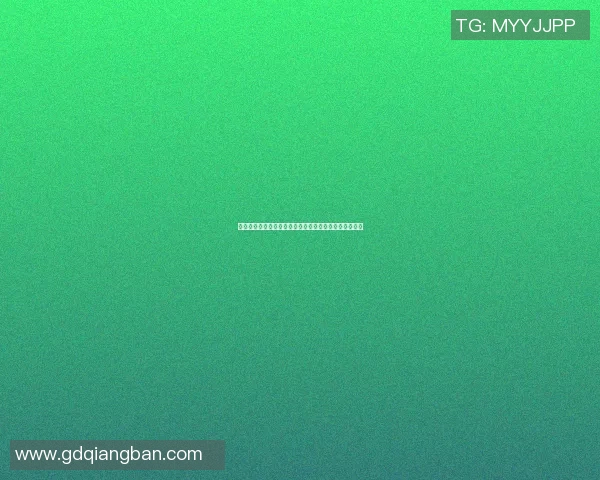 篮球场上明星背后温暖的搂抱瞬间展现友情与支持的力量